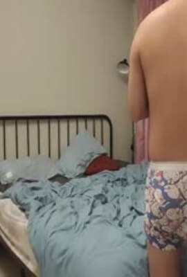 今晚约了个极品小姐姐,齐逼小短裤修长美腿扶着小腰后入一下一下撞击非常爽