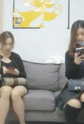 妹子二选一嘴巴都快被操烂了，约了个高颜值黑衣花臂妹子，近距离口交翘屁股扣逼抬腿后入猛操1