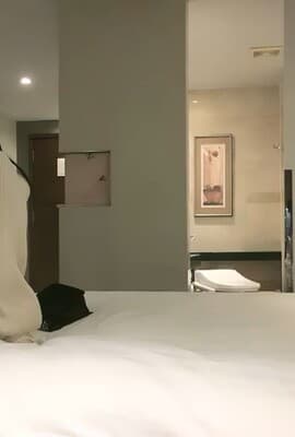 李寻欢探花打扮挺性感大奶外围妹子，洗完澡穿上吊带包臀裙黑丝袜，撕裆掰穴摸逼骑乘嗯嗯叫1