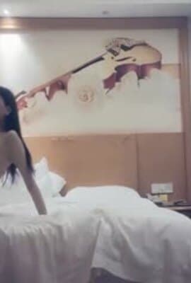 赵总探花-大长腿性感美女换上丝袜任君撕,扛起大腿任君操