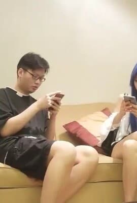 眼镜胖哥约操蓝色头发美妞，细长美腿苗条身材，舌吻互摸灵活舌头舔屌，骑上来操几下累了，扶腰后入猛1