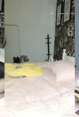 长发纯欲型超高颜值御姐，黑丝美腿叫来闺蜜搞双飞1