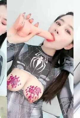 马尾辫爆乳女神，蜘蛛侠情开档趣装，胸前割开露奶子，蜜桃美乳翘起掰穴，乳晕滴蜡极度淫骚，吊带黑丝更是诱人1