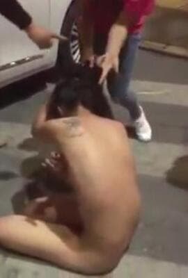 @20208937054 用户上传：暴力抓小三！当街扒光下小三衣服一顿毒打!