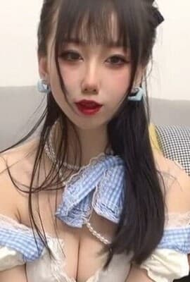 最新极品貌美网红女神 小桃酱  女仆装初体验服侍主人 尽情享用小桃的肉体 全自动榨汁尤物口爆吞精1