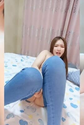 开档牛仔裤清纯又骚美女，和男友居家操 逼，舔屌吸吮口活很棒，肥穴骑乘自己动，正入边操边揉阴蒂，搞得美女爽歪歪1