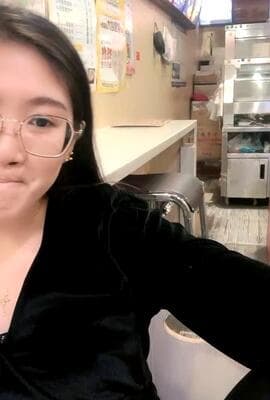 炸鸡店老板娘在店里偷偷播，听狼友指挥跑到厨房漏出骚奶子揉捏好刺激，脱了裤子掰开骚逼给狼友看精彩刺激1