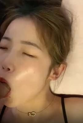 【国产性爱泄密】和两老铁分享4P包养的长腿黑丝淫荡小母狗有妞一起操