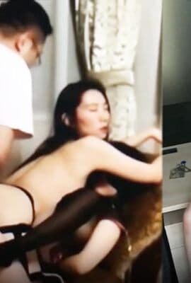 【国产淫乱群P】学院派性感气质大美女约漂亮女闺蜜和男友一起淫乱啪啪自拍,2女相互带着器具插逼,男的在沙发上同事抽插2美女!