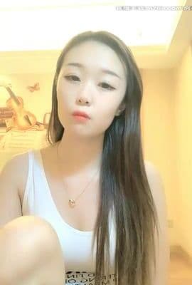 安琪拉i高颜值长相甜美粉嫩美乳妹子啪啪，张开双腿特写抽插猛操后入浴室洗澡