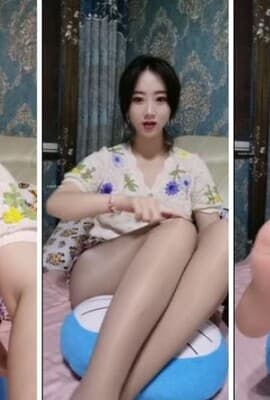 超稀有~易直播平台丽柜~高颜值女神【然然】露点，小乳头微微翘起，丝袜美足诱惑，性感的打肉臀，天价密码房！