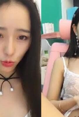 高颜值美女主播贝贝深夜浴室洗澡 身材苗条声音很嗲诱人自摸 很是诱惑喜欢不要错过!