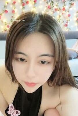 高颜值风韵成熟御姐【佳瑶】巨乳嫩鲍鱼，真是巨粉，呻吟又好听，哥哥们用香蕉插我好吗 淫语挑逗！!