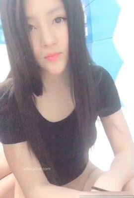 高颜值美女蜂蜜被猥琐眼镜粉丝啪啪这男朋友真够渣的只要礼物和钱财到位就可以约炮一块3P!