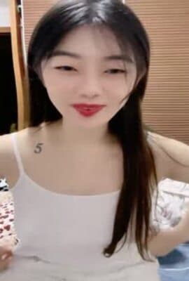 七彩主播--幼校老师 ：极品在校大奶老师~B粉嫩啊~爱了爱了，校园清纯，回家露大淫屄，判若两人！