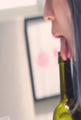 蜜桃传媒-微醺女子酒瓶满塞淫穴的高潮快感-雷梦娜