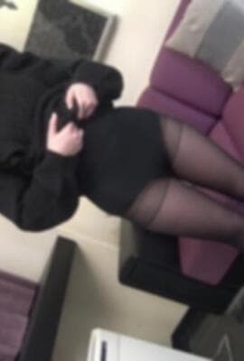 第一次拍摄西式蛋糕。从外表来看是无法想象的板着脸的美女。最初也是最后的夹拍是怒涛的SEX90分钟＆口内发-cd2!