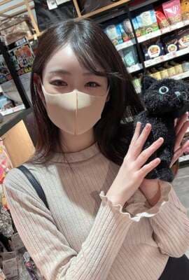 第一枪！一个在猫咖啡馆似乎容易被推挤的苗条JD 吮吸我的生殖器并且感觉非常好以至于我意外地射进了我的嘴里！ ！此!