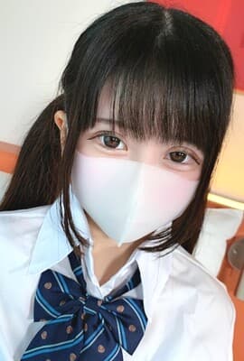 穿着白袜和制服，宛如中〇生的女人一起做饭，聊起初恋的话题，然后穿上制服生中做爱【评价特典高画质版+未成熟的身体!