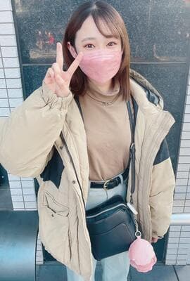 第一次拍！！应该是素人美人和车口交，插入了！！可爱的脸和过于色情的身体线条从车口交气势插入。露脸、生露、中露!