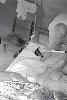 捡破烂老头领家的流浪女想日逼鸡巴不硬拿棍子强插女子拼命反抗老变态啊
