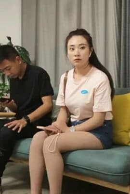 约牛仔短裤漂亮妹子性感美腿抓着大屌深喉,抬起腿侧入猛操