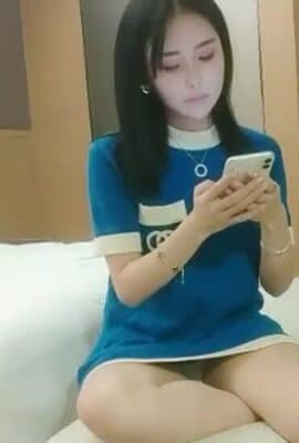 这腿能玩一年极品颜值气质美女超短裙大白腿,扣穴埋头舔逼,好爽想要扣的水声哗哗