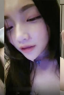 【旺仔牛逼糖】骚气萌妹子酒店多种道具自慰大秀，大黑牛跳蛋换着玩近距离特写尿尿1