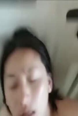 巨乳老婆最爱深喉我的大屌～吹到最硬再从后面放进去