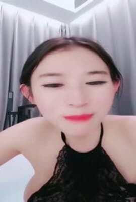 约炮粉丝红唇美少妇大战光头男，淫荡自慰美乳看起来很可口1