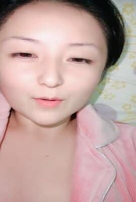 全身粉嫩大奶小姐姐带闺蜜浴室双女秀