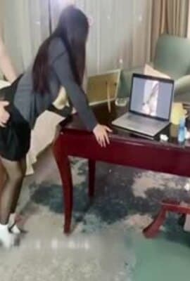 反差大二学妹】很乖很听话的小学妹，开裆黑丝JK裙酒店约炮，对镜自拍骚到没边，书香气息下隐藏着一颗淫荡的心