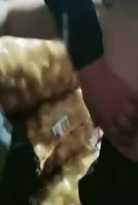 【勾搭水果摊老大爷】疫情生意不好，遇天使送温暖，难以置信的大尺度