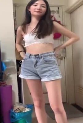 真实姐弟姐姐是内衣寄拍模特每次帮她拍照我都会起反应姐姐睡觉对着她撸