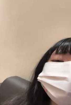 【最新流出青春眼镜二次元美少女】无毛逼自慰高潮喷水