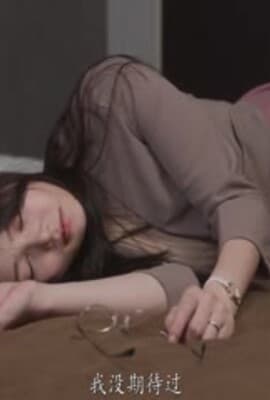 沒做愛而煩惱的土氣OL妻子沉溺在中年部長的濃厚性愛中。_白峰美羽